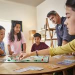 Monopoly Classic, Brettspiel für Familien und Kinder ab 8 Jahren