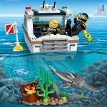 LEGO City,Yacht per Immersioni Subacquee, con Minifigure dei Sub, Creature Marine e Pescespada, Set per Bambini dai 5 Anni in su, 60221
