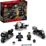 LEGO DC Inseguimento sulla Moto di Batman e Selina Kyle, Giocattolo con Bat-Segnale che si Illumina al Buio, 76179