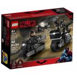 LEGO DC Inseguimento sulla Moto di Batman e Selina Kyle, Giocattolo con Bat-Segnale che si Illumina al Buio, 76179