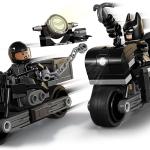 LEGO DC Inseguimento sulla Moto di Batman e Selina Kyle, Giocattolo con Bat-Segnale che si Illumina al Buio, 76179