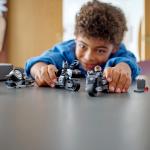 LEGO DC Inseguimento sulla Moto di Batman e Selina Kyle, Giocattolo con Bat-Segnale che si Illumina al Buio, 76179