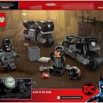 LEGO DC Inseguimento sulla Moto di Batman e Selina Kyle, Giocattolo con Bat-Segnale che si Illumina al Buio, 76179