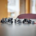LEGO DC Inseguimento sulla Moto di Batman e Selina Kyle, Giocattolo con Bat-Segnale che si Illumina al Buio, 76179