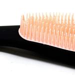 Entwirrende, entwirrende Haarbürste, Farbe Schwarz mit pfirsichfarbener Innenseite