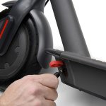 Ducati, Scooter électrique, modèle Pro 1 Evo, Moteur Brushless 350W, Autonomie de la batterie jusqu'à 25 Km., Roues à chambre à air 8.5 ", Bluetooth pour interagir avec l'APP dédiée