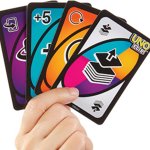 UNO FLIP! Das legendäre Kartenspiel für die ganze Familie, in einer neuen elektrisierenden Variante, mit doppelseitigem Deck und einer speziellen FLIP-Karte