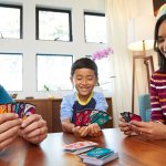 UNO FLIP! Das legendäre Kartenspiel für die ganze Familie, in einer neuen elektrisierenden Variante, mit doppelseitigem Deck und einer speziellen FLIP-Karte